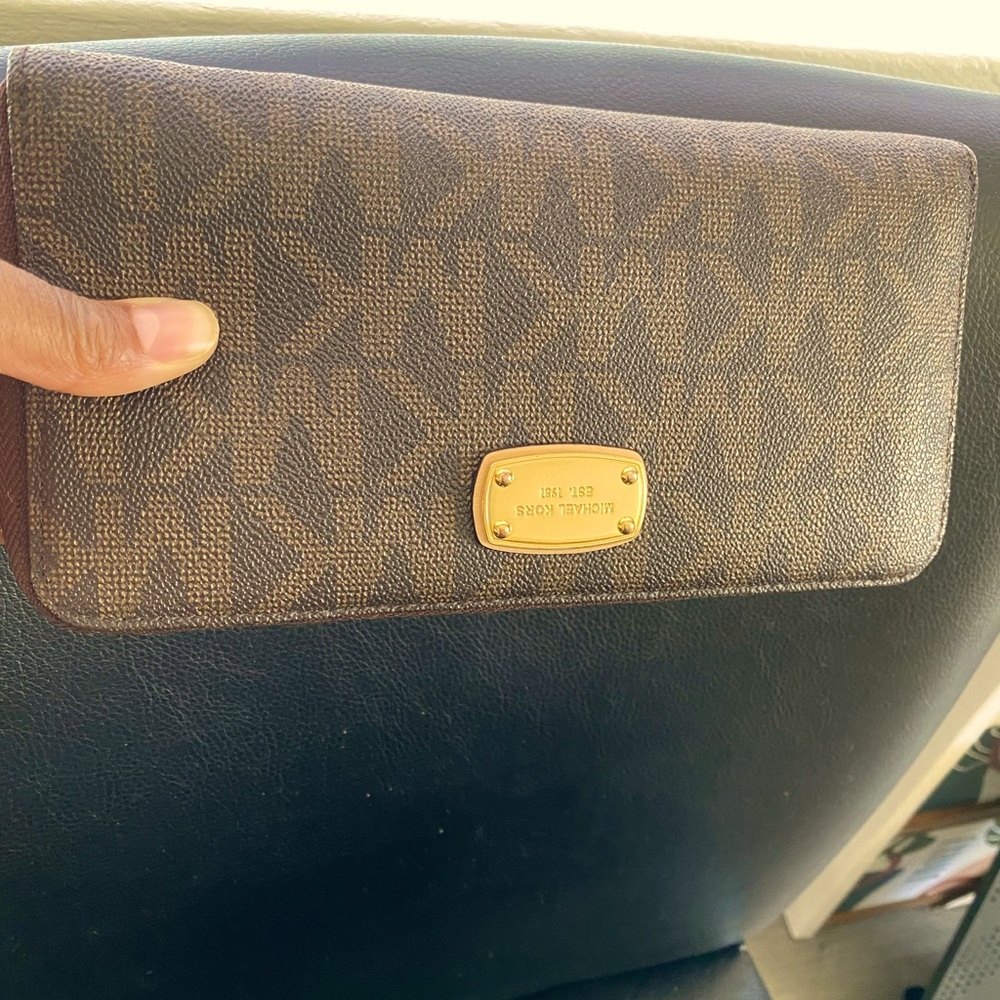 Michael KORS wallet gentle used in great condition.